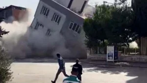 Gaziantep'te ağır hasarlı bina yıkım sırasında çöktü Gaziantep'te ağır hasarlı bina yıkım sırasında çöktü