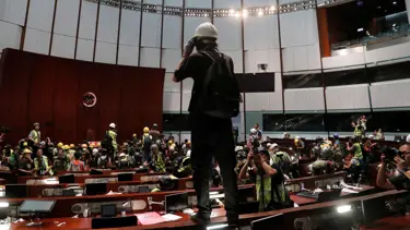 Hong Kong'da göstericiler parlamentoya girdi