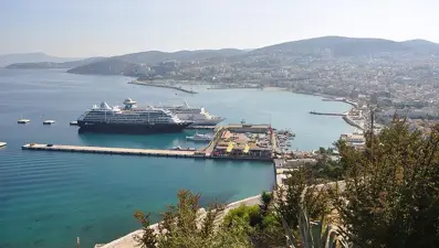 Dünya turuna çıkan kruvaziyer Kuşadası'nda