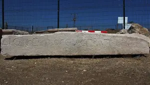 Aizanoi Antik Kenti'nin tiyatrosunda dikkat çeken ayrıntı Aizanoi Antik Kenti'nin tiyatrosunda dikkat çeken ayrıntı