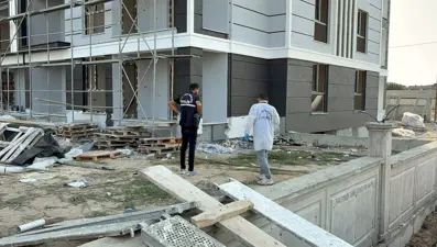 İnşaat işçisi boya yaparken 4. kattan düşerek can verdi