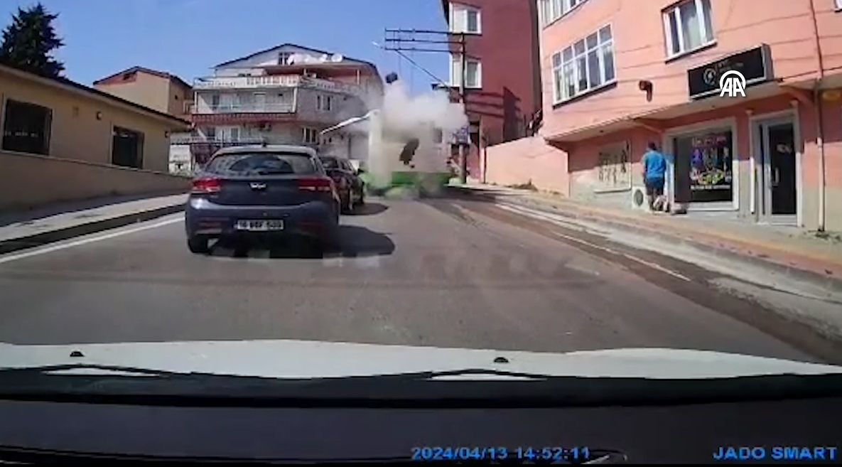 Halk otobüsünde panik anları: Yolcular hızla aracı terk etti