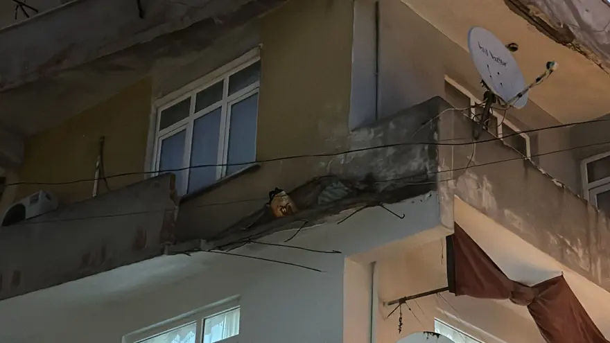 Beyoğlu'nda korku dolu anlar! Balkon duvarı yola çöktü: Saniyelerle kurtuldu 1