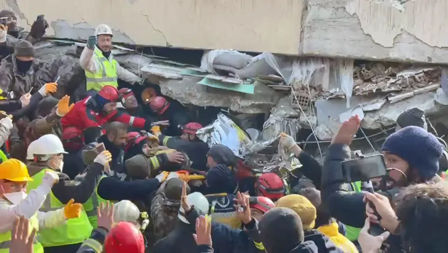 Enkaz altındakiler için zamana karşı yarış 5