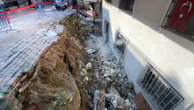 İstinat duvarı, dört katlı binanın bahçe katına çöktü