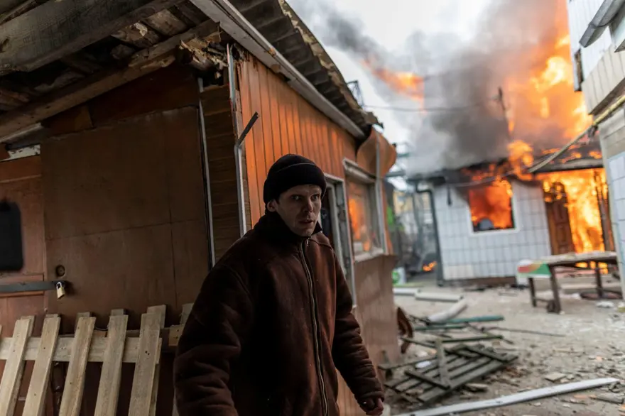 Kiev'in yanı başındaki İrpin'de bombardımanlar arttı: Halk kucaklarında çocuklarıyla bombalardan kaçmaya çalışıyor 2