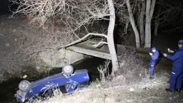 Uygulamadan kaçan otomobil köprüden düştü: 4 yaralı