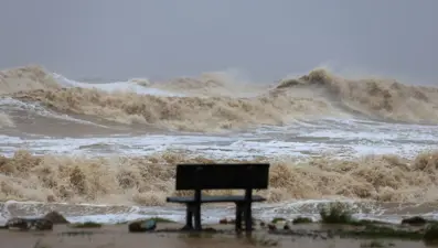 Tayfun karaya vuracak: Ülkede hayat durdu, askerler hazır bekliyor