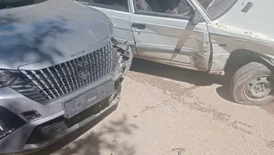 Elazığ’da iki otomobil çarpıştı