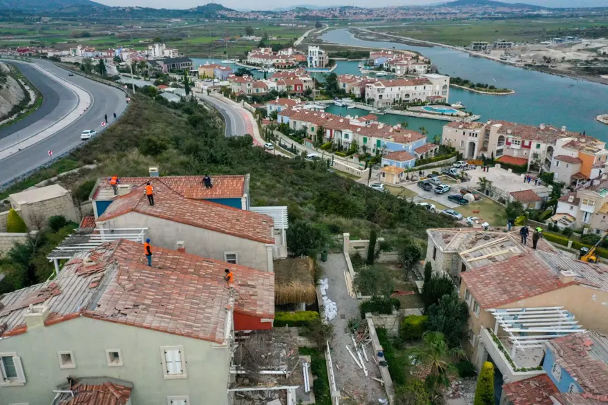 İzmir Çeşme'de hortumun geride bıraktığı hasar için çalışmalar sürüyor 20