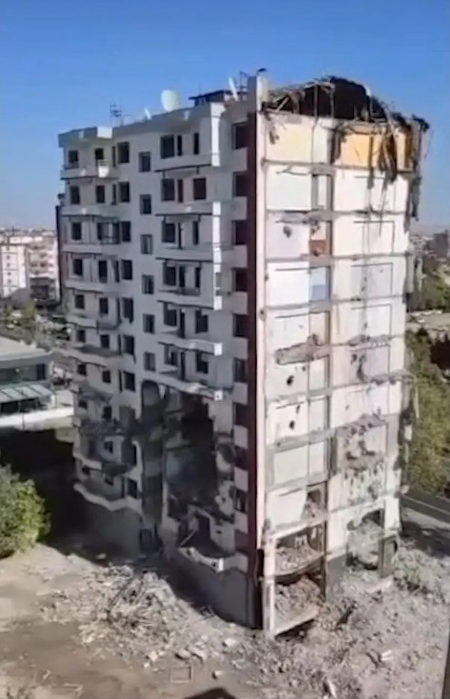 Diyarbakır'da 11 katlı bina yıkım sırasında çöktü 4 Diyarbakır'da 11 katlı bina yıkım sırasında çöktü 4