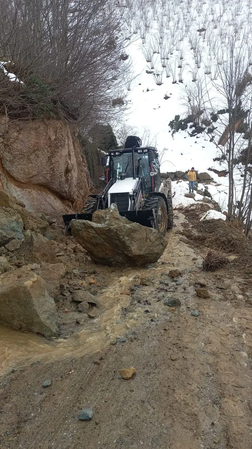 Deprem değil heyelan vurdu 9