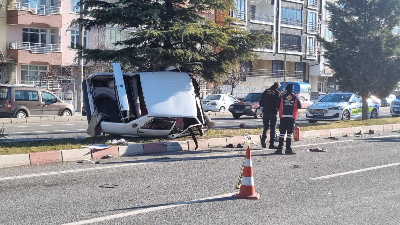 Tavşanlı'da TIR ile otomobil çarpıştı: 3 yaralı