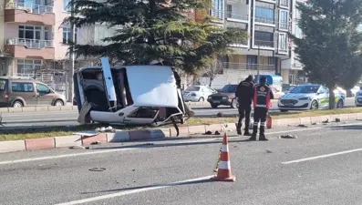 Tavşanlı'da TIR ile otomobil çarpıştı: 3 yaralı