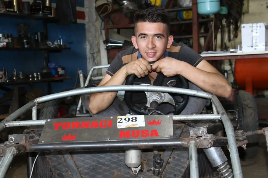 Hayalini gerçekleştirdi, kendi arabasını yaptı 4