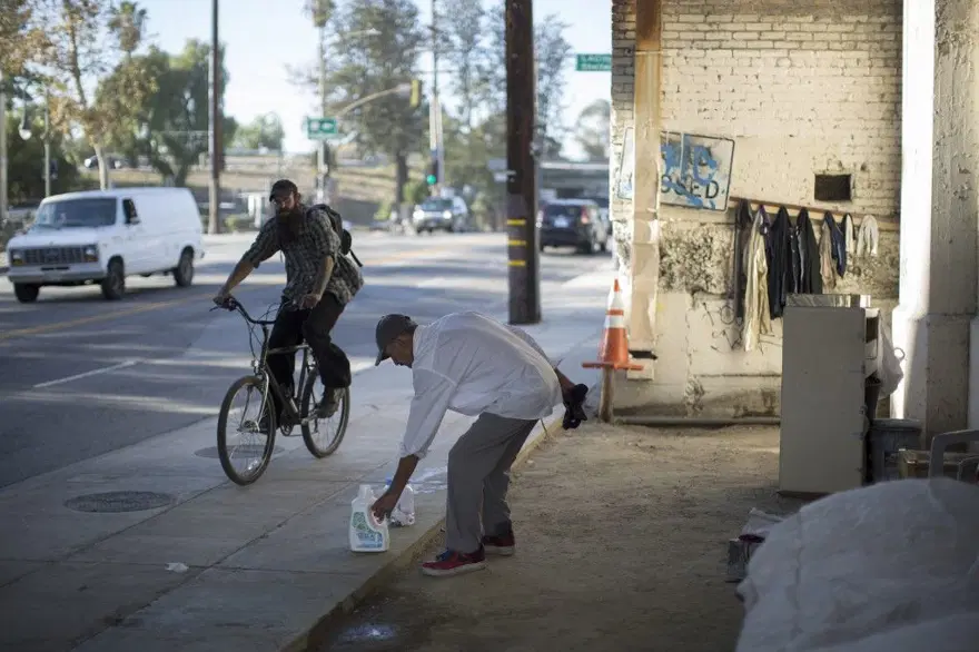 Los Angeles'ta 40 bin evsiz otellere yerleştirilecek 9