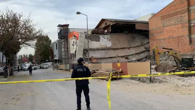 Ankara’da 3 katlı bina çöktü