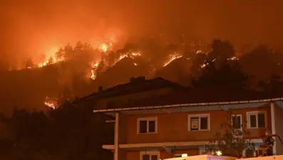 Bakan Bak duyurdu: Yurtlar yangın mağdurlarına açıldı