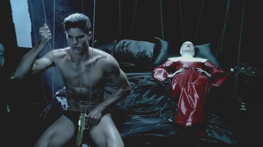 Gaga'dan homoerotik bir askeri fantezi 54