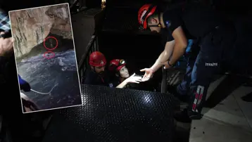Dalgaların yükselmesiyle mahsur kaldıkları mağaradan film gibi operasyonla kurtarıldılar