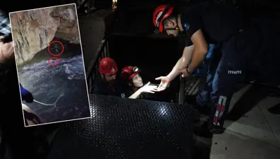 Dalgaların yükselmesiyle mahsur kaldıkları mağaradan film gibi operasyonla kurtarıldılar