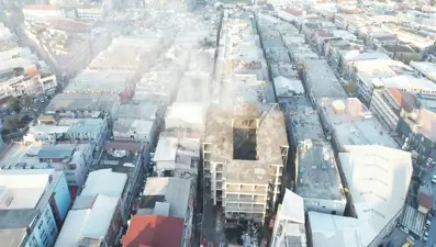 Zeytinburnu'nda yanan iş yeri saatler sonra söndürüldü