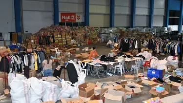 Depremzedelere gönderilen yardım kolisinden 450 bin TL değerinde döviz çıktı