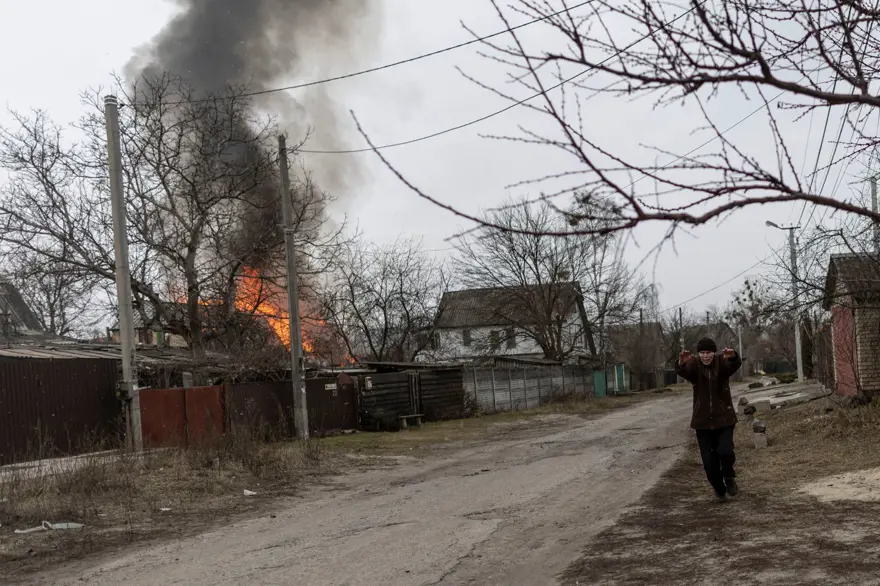 Kiev'in yanı başındaki İrpin'de bombardımanlar arttı: Halk kucaklarında çocuklarıyla bombalardan kaçmaya çalışıyor 11