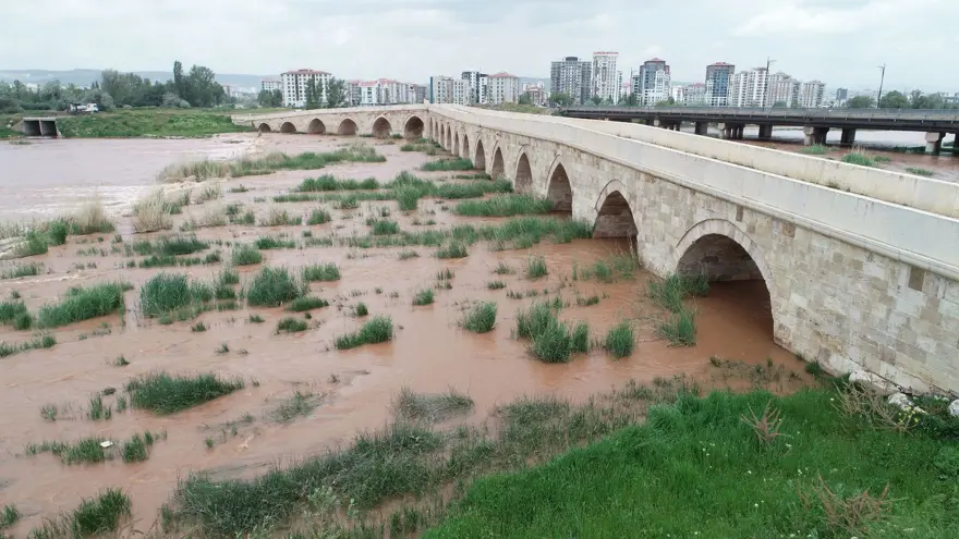 Eğri Köprü'nün 18 gözünden de yıllar sonra su aktı 8