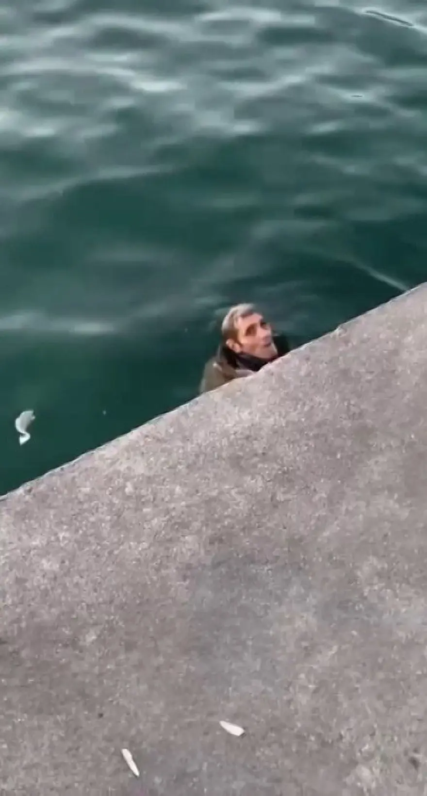 Kadıköy'de denize düşen vatandaştan ilginç cevap: "Allah beni boğmuyor” 