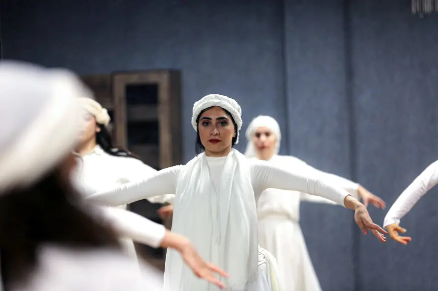 İranlı kadın dansçıların en büyük arzusu halka açık performans sergilemek 2