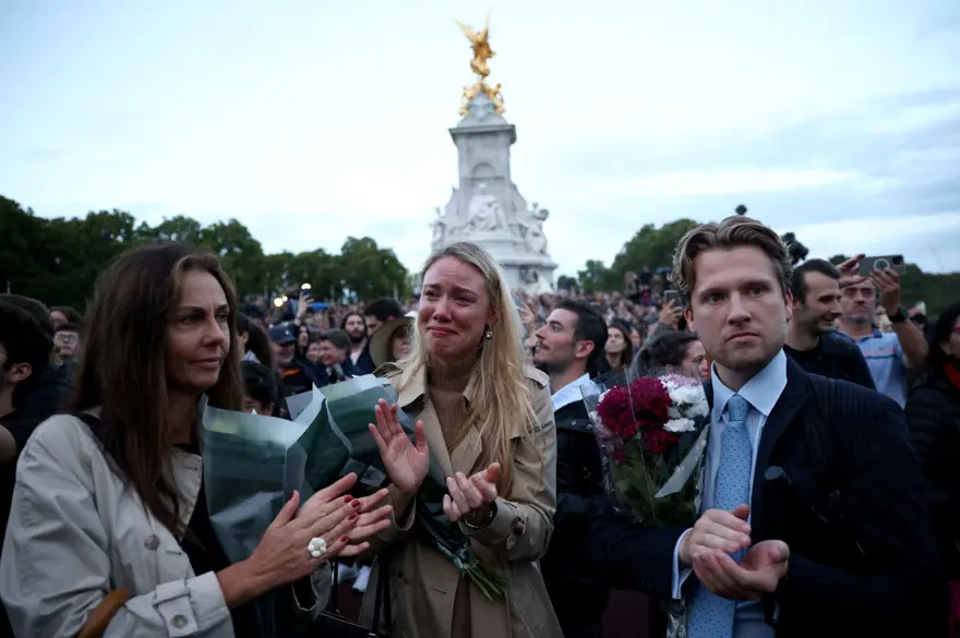 İngiltere'de yas: Halk Buckingham Sarayı'na akın etti 1