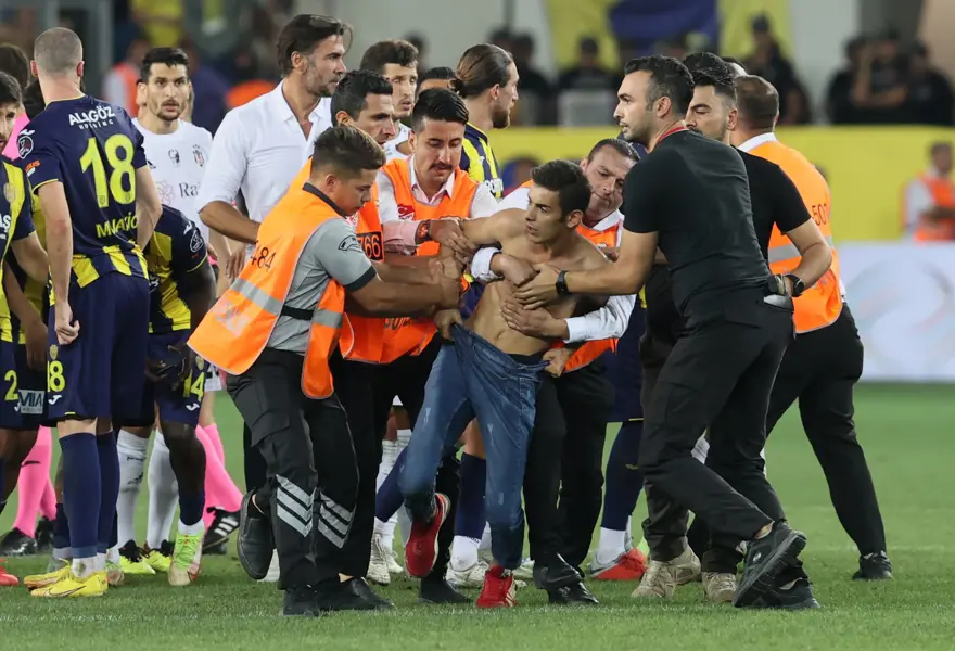 Ankaragücülü taraftar Beşiktaşlı futbolculara saldırdı: Beşiktaş yönetimi, Souza'nın kırmızı kartının iptalini istiyor 13