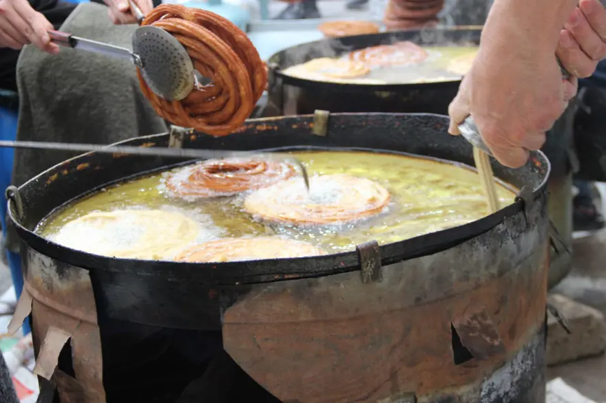Nesilden nesille Ramazan ayına özel tatlı: 60 yıldır evinin avlusunda yapıyor 2
