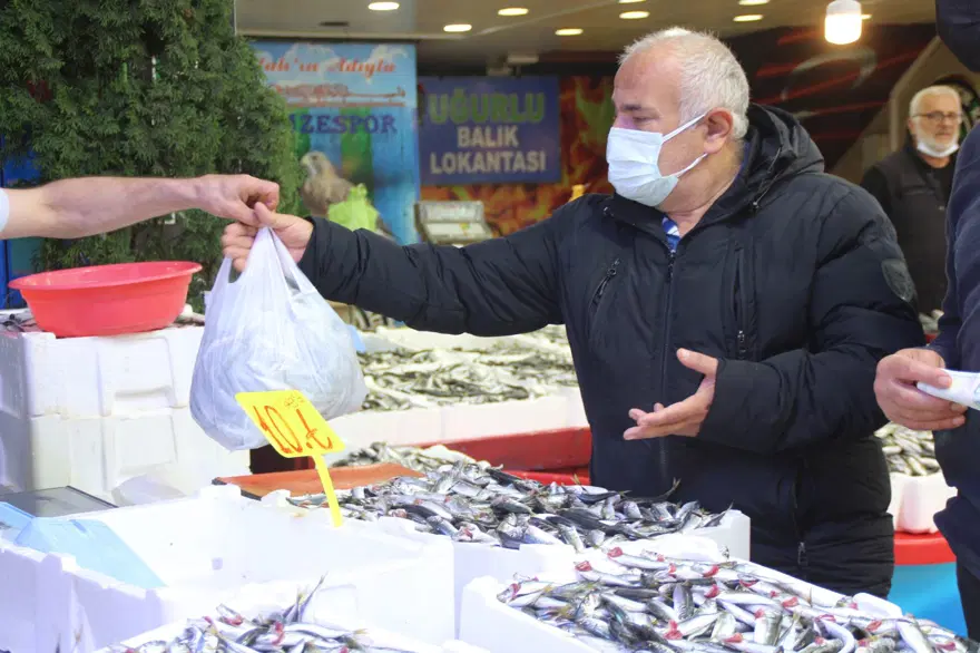 Rize’de kilo fiyatı 5 TL’ye düşen istavrit, kasayla satılıyor 6 Rize’de kilo fiyatı 5 TL’ye düşen istavrit, kasayla satılıyor 6