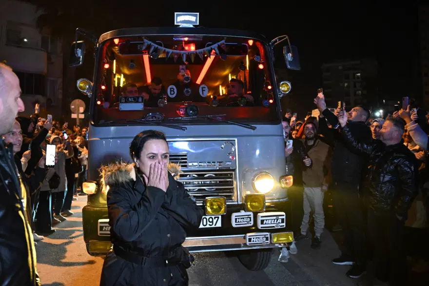 Ferdi Tayfur'un ölümü hayranlarını  gözyaşlarına boğdu: Yatağımızdan kalkıp da geldik, pijamalarımızla geldik! 5