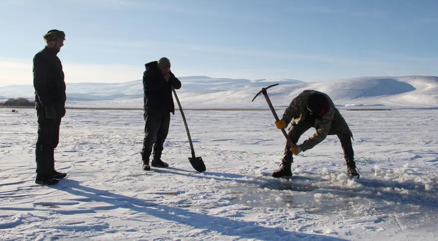 Donan Çıldır Gölü'nde Eskimo usulü balık avı 2