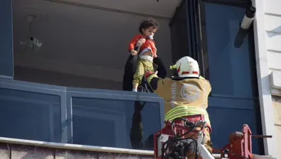 7 katlı binada yangın: Can pazarı yaşandı