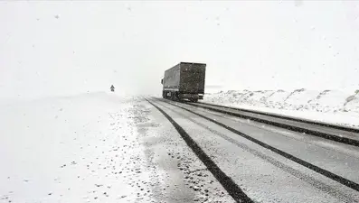 Ardahan-Şavşat kara yolu TIR geçişine kapandı