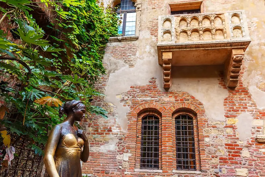 verona gezi rehberi, verona rehberi, verona gezilecek yerler, verona görülecek yerler, romeo ve juliet'in şehri, Adige Irmağı, Bra Meydanı, Casa di Giulietta, Castelvecchio, Erbe Meydanı, Via Mazzini 6