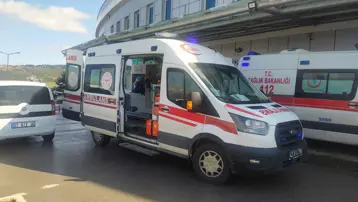 Yolun karşısına geçen anne ve oğluna otomobil çarptı