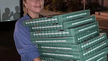Lady Gaga yardım görevlilerine pizza dağıttı