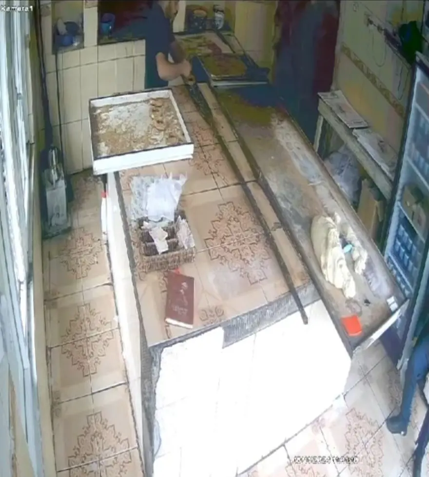 Başından aşağıya kaynar pekmez döktü 3