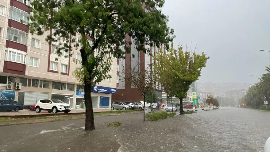 Samsun'da sağanak nedeniyle ev ve iş yerlerini su bastı 4