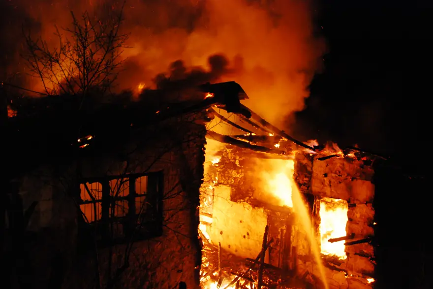 Antalya'da 300 yıllık ahşap düğmeli ev yandı 