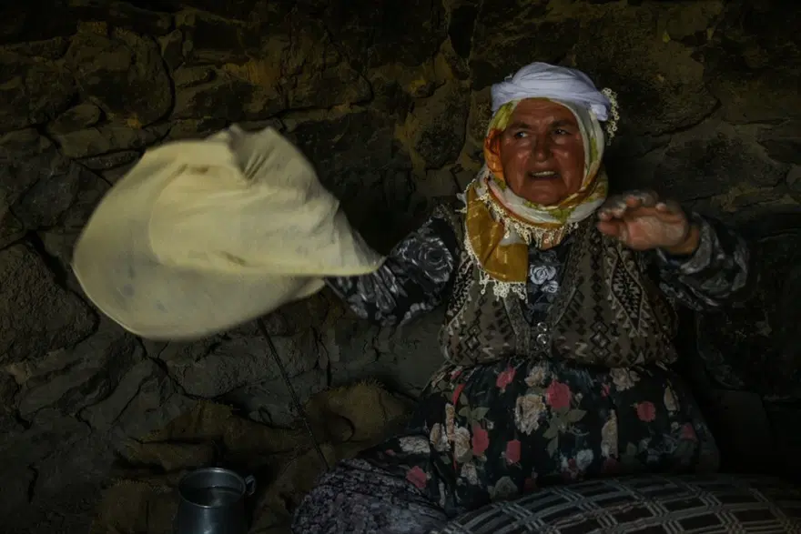 Kars'ın Arpaçay ilçesi Kuyucuk köyünde fırına gidilmiyor ekmeği kadınlar yapıyor 7 Kars'ın Arpaçay ilçesi Kuyucuk köyünde fırına gidilmiyor ekmeği kadınlar yapıyor 7