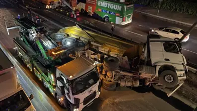 Moloz yüklü hafriyat kamyonu devrildi