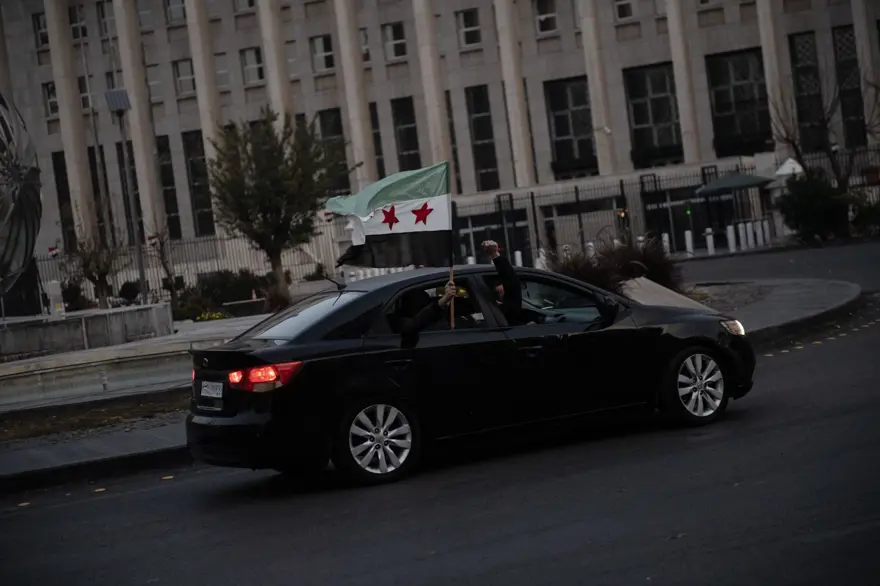 Esad rejiminin sonu: Şam'da halk sokaklara döküldü 5 Esad rejiminin sonu: Şam'da halk sokaklara döküldü 5