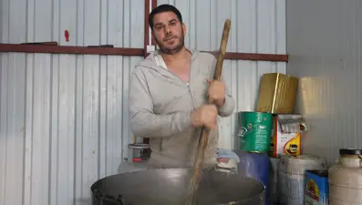 Kara kazanda asırlardır aynı yöntemle kaynatılıyor! Cilt dostu ürünün kilosu 600 TL'yi buldu