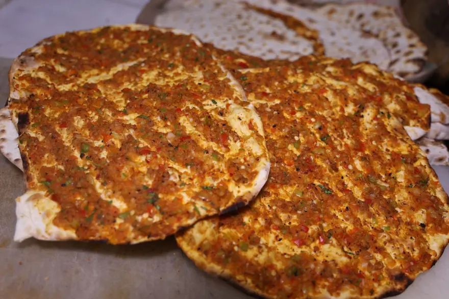 Bir oturuşta 15 lahmacun yiyor: 110 kilo rakipleriyle mücadele ediyor 4